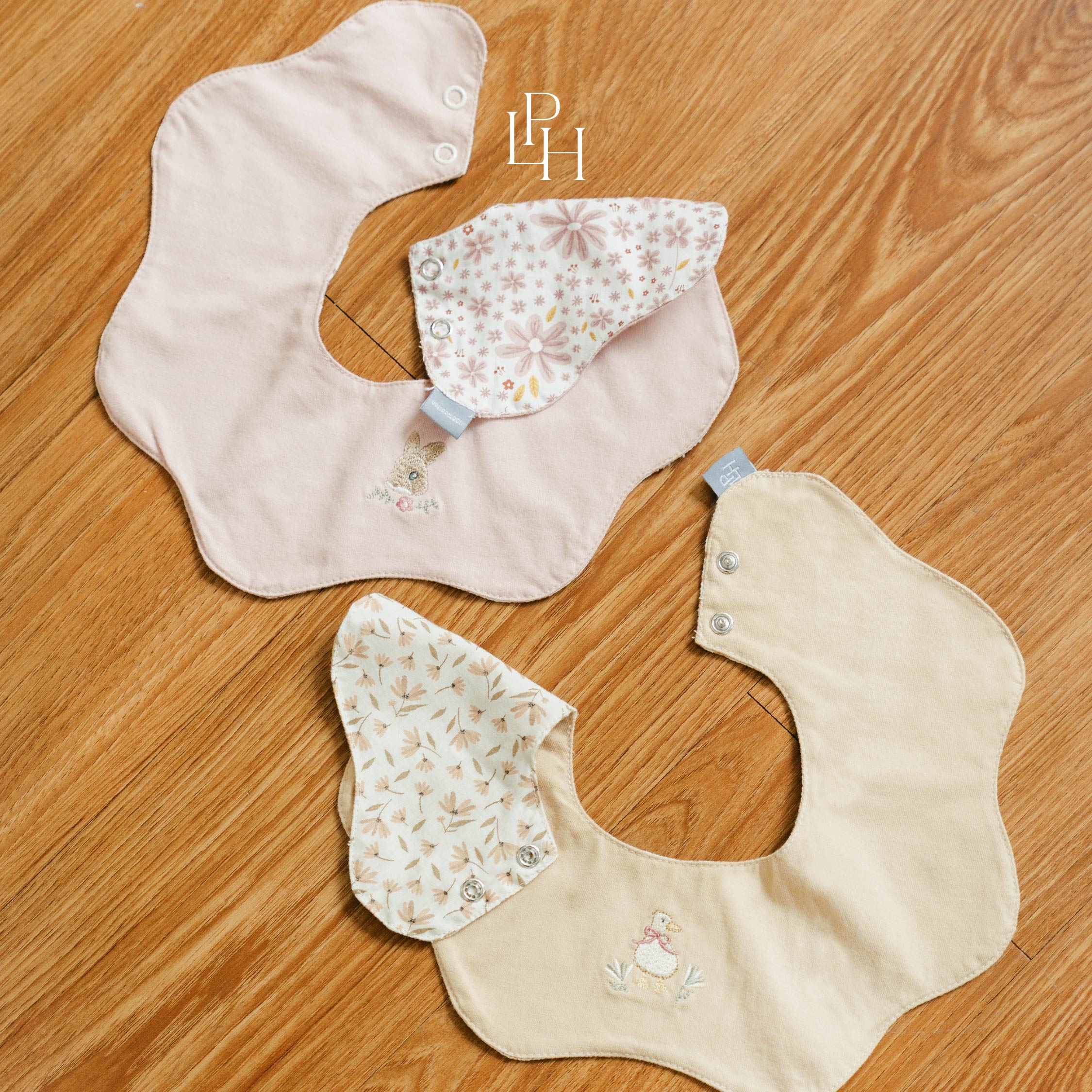 Reversible Scallop Bib